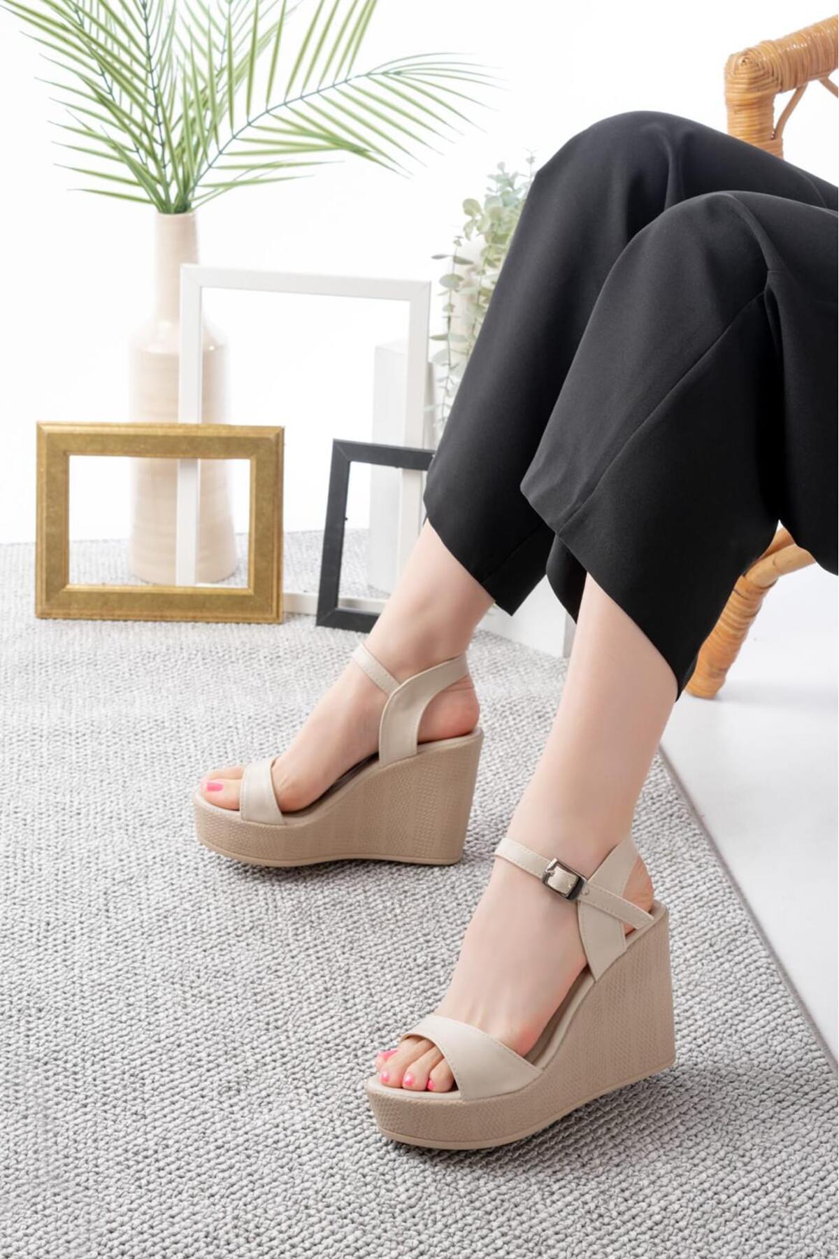 Kadın Krem 10 Cm Dolgu Topuk Sade Tek Bant Sandalet NK3030 - Görsel 2