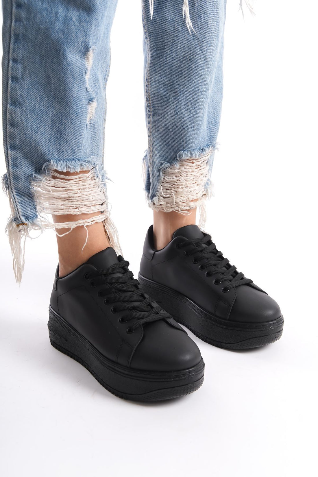 Kadın Sade Siyah Bağcıklı Yüksek Taban Sneaker LND4062