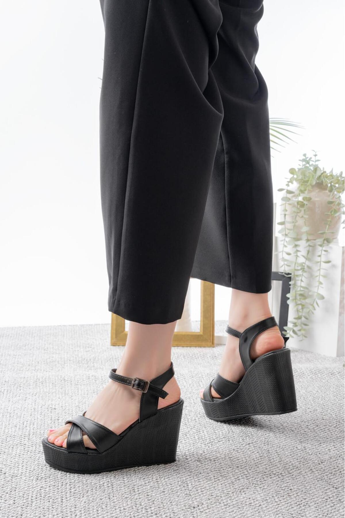Kadın Siyah 10 Cm Dolgu Topuk Sade Yarasa Sandalet LND3032 - Görsel 1