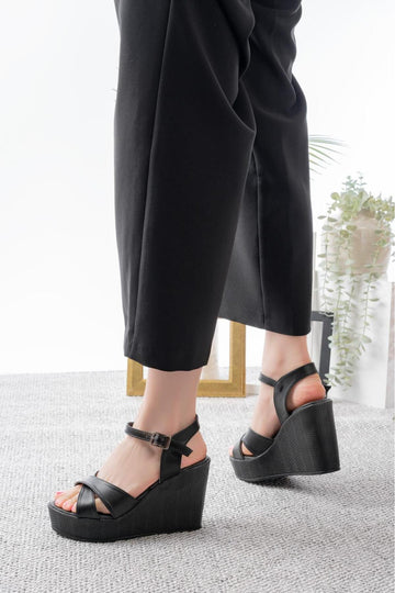 Kadın Siyah 10 Cm Dolgu Topuk Sade Yarasa Sandalet LND3032 - Görsel 1