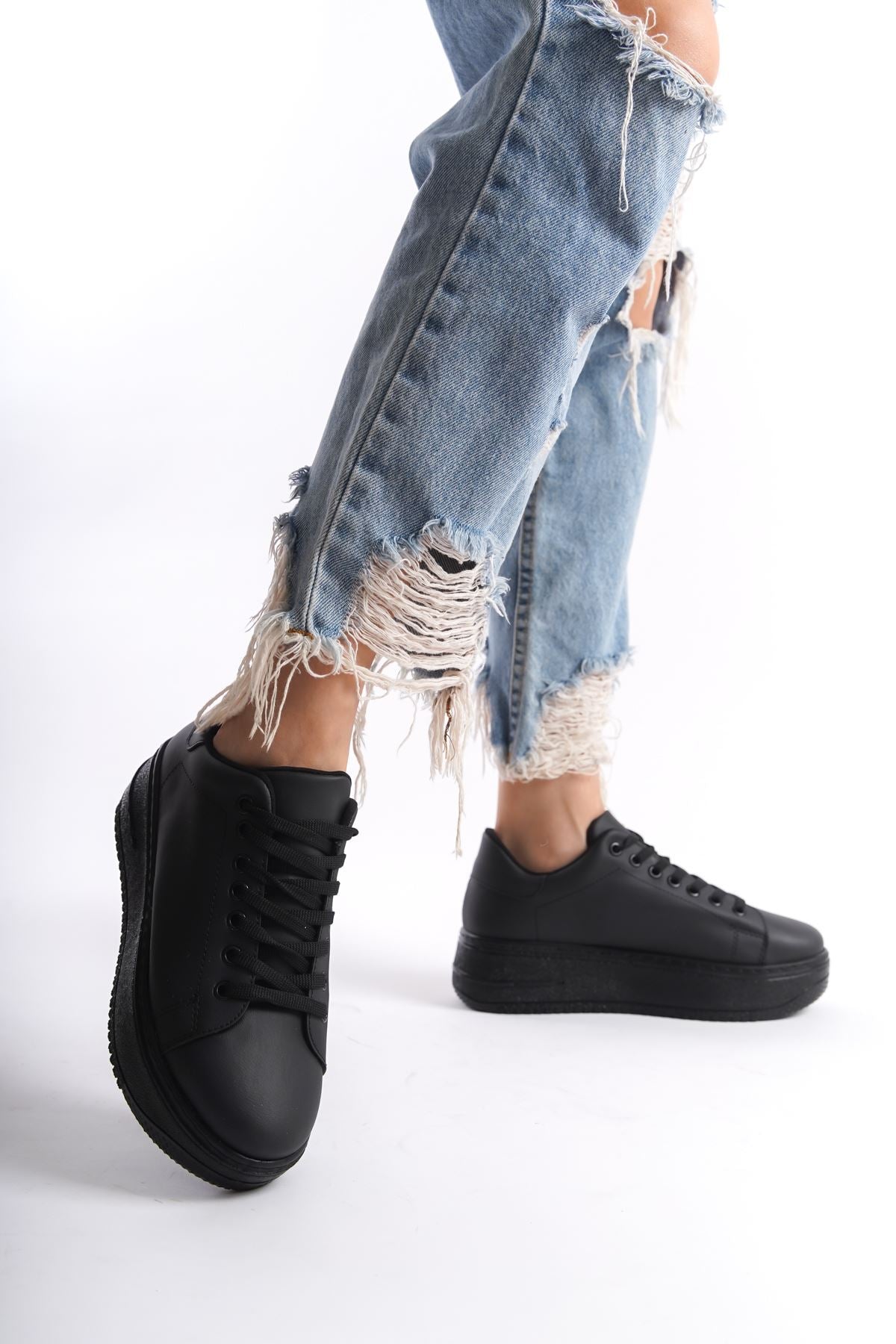 Kadın Sade Siyah Bağcıklı Yüksek Taban Sneaker LND4062