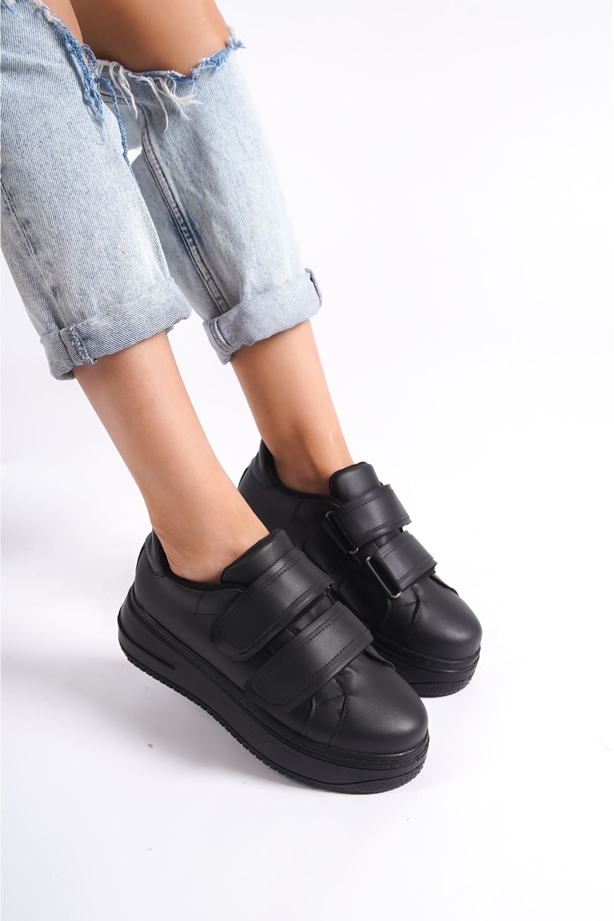 Kadın Sade Siyah Cırtlı Yüksek Taban Sneaker LND4064