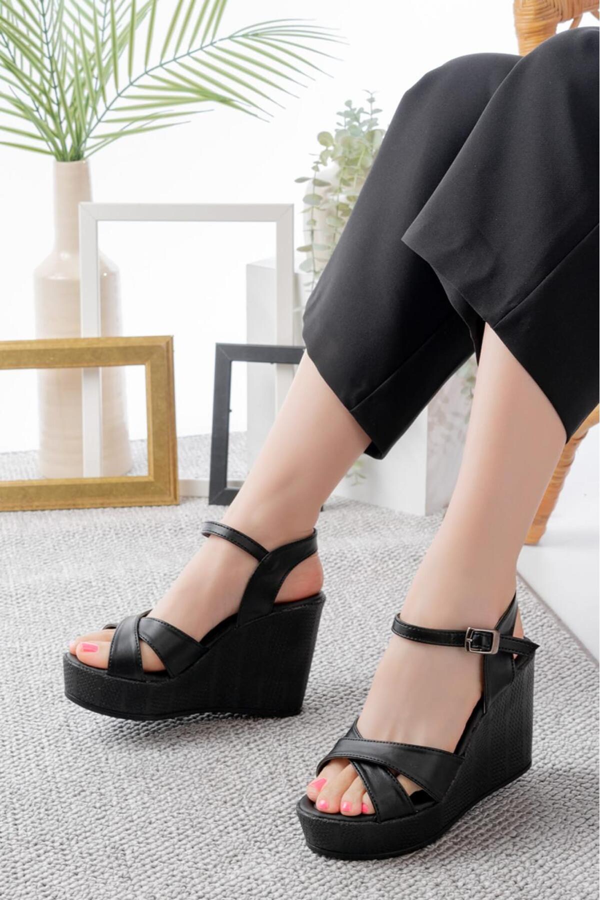 Kadın Siyah 10 Cm Dolgu Topuk Sade Yarasa Sandalet LND3032 - Görsel 2