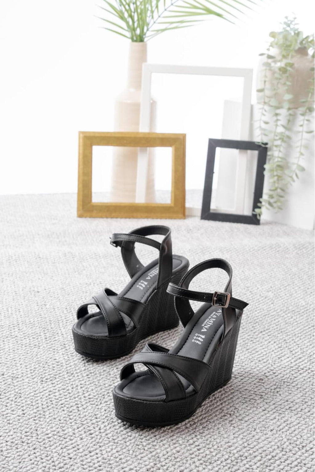 Kadın Siyah 10 Cm Dolgu Topuk Sade Yarasa Sandalet NK3032 - Görsel 4