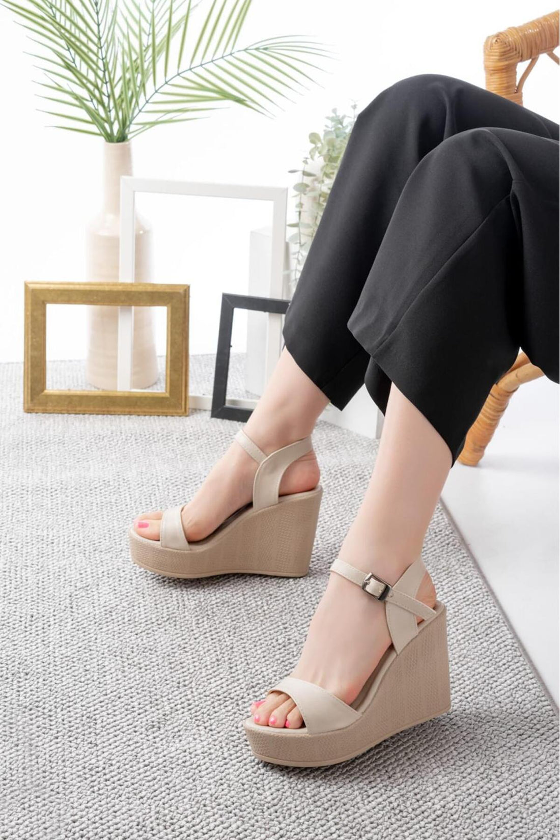 Kadın Krem 10 Cm Dolgu Topuk Sade Tek Bant Sandalet LND3030 - Görsel 1